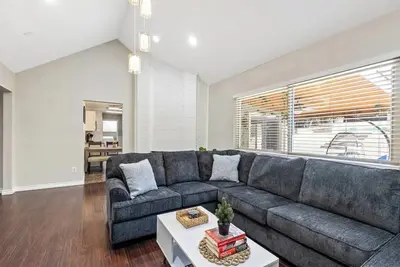 Image de 4bd home near airport w\/ pool