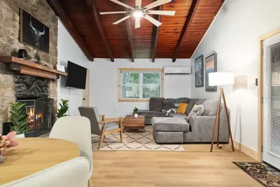 Image de Hidden Hollow 3bd Cabin - Hot Tub+ Wifi+ Game Room