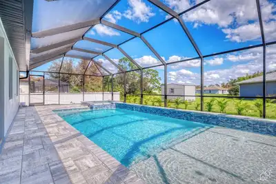 Image de Stylish New Build with Pool, Spa, and Design