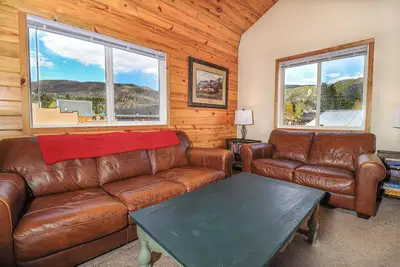 Image de In town and walkable to everything Grand Lake! Spacious 3-Bedroom Apartment
