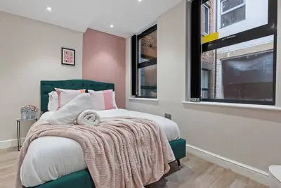 Modern Comfort in Central Leeds!