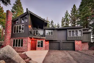 Image de Sunset Cove – Stunning Tahoe Retreat for 8, Short Walk to Lakeshore!