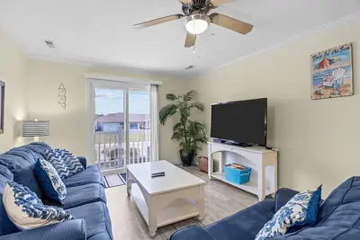 Image de Blue Wolf Retreat! One Block to Beach! Pool, Pets, and Walk to groceries & more!
