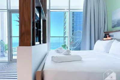 Image de Balcony Bliss: Cozy Studio with Marina Views