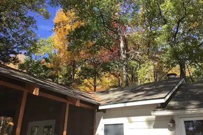 Image de Charming 2-bedroom cottage on beautiful Bear Lake with WiFi and Ac in Kalkaska.