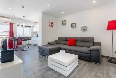 Image de Red Velvet 1 Bdr Flat With Balcony by LovelyStay