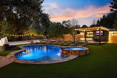 Image de ~La Mariposa~ Best Backyard in Austin ~Sleeps 25