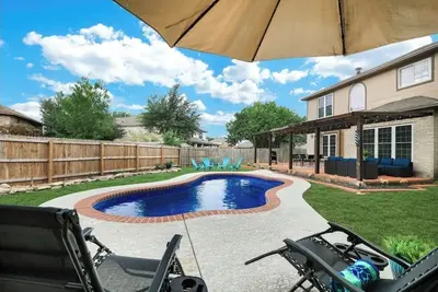 Image de Spacious 5-bedroom house with private pool in a central San Antonio location.