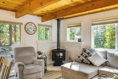 Image de Treelined Retreat: Cozy Cold Springs Cabin
