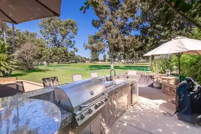 Image de Home with fire-pit, large yard, central Ac, pool table and W/D