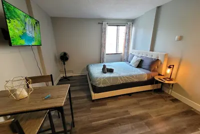Image de Wanderlust Haven: Urban Oasis in Calgary Downtown