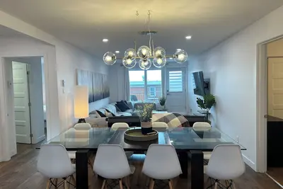 Image de Grandiose! , Rdc, 3 Chambres! Vue Chateau! ! ! Rénové, Climatisé, Parking gratuit