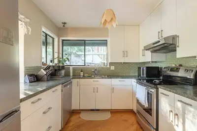 Image de North Van Forested Retreat (detached home + sauna)