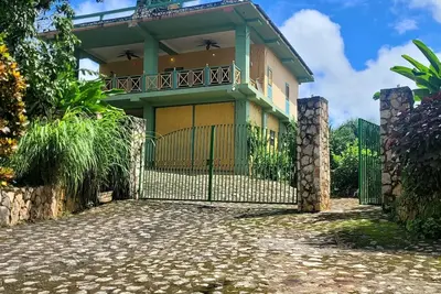 Image de Lion Farm's Eco Villas in 9 Mile Jamaica with Mountain View’s