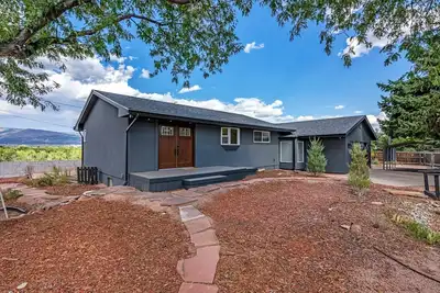 Image de Beautiful home on the bluff overlooking river and mountain views with hot tub!