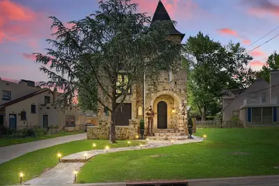 Image de 3 Story Castle Brookside Tulsa with Hot Tub/Mini Golf