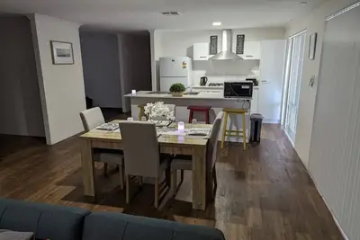 Image de 4 Bdr Wandina Home with 5 TVs - Disability Access