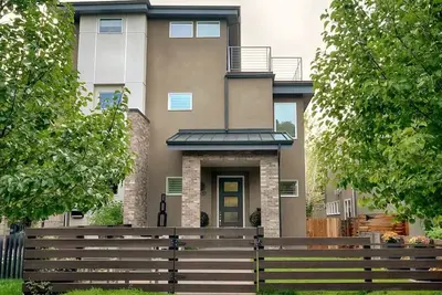 Image de Stunning home! One block from Sloan Lake and walking distance to restaurants! !