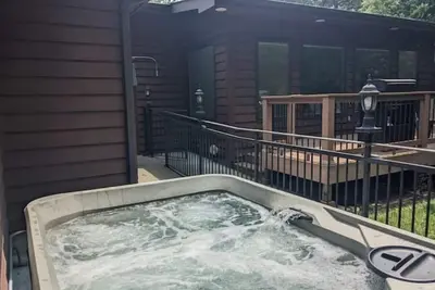 Image de Hot Tub and Game room! Center of Town, walking distance to ball games & College.
