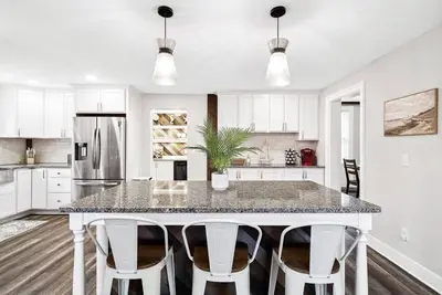 Image de 2 Homes|Sleeps 16|Game Room|Historic Charm