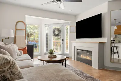 Image de New Lakefront 2-bedroom condo on Beautiful Trl