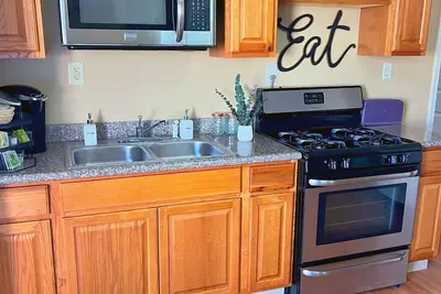 Image de Vibrant Studio, WiFi, Free Park- Walk to Uno, 2mi to city park, 4mi FrenchMarket
