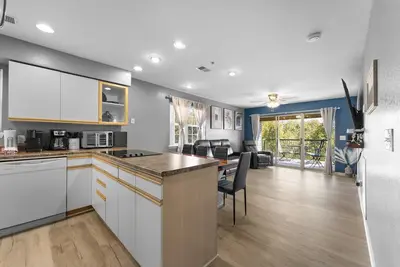 Image de This charming 2-bedroom condo offers a blend of comfort and style.