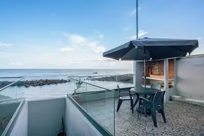 Image de Appartement \"Beach Front Flat\" avec vue sur la mer, terrasse privée et Wi-Fi
