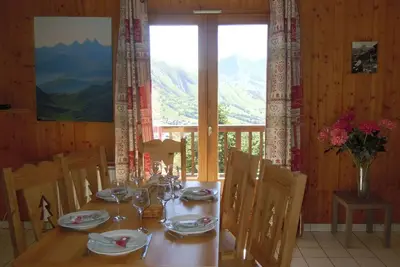 Image de Appartement 'Appart. Les Mélèzes 6 Pers' avec vue sur montagne et balcon