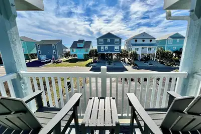 Image de 2nd Row • Ocean Views • Renovated Interior • Dog-Friendly • 2-min Walk To Beach