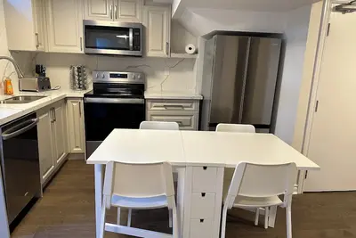 Image de Cozy 2 Bedroom Guest Suite: 4 Guests, 2 Beds, 1 Bath