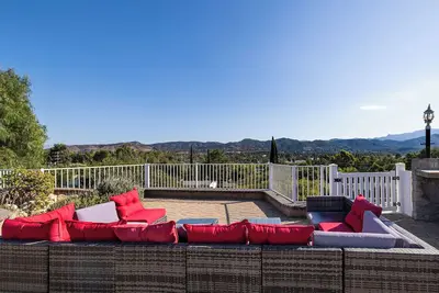 Image de Mountain View Paradise 5-Bedroom House - Fire pit, Game room, Bbq, Stunning View