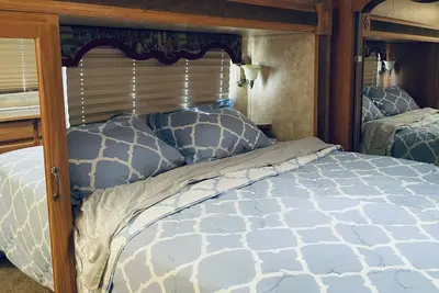 Image de Bright and super clean trailer is 5 blocks to beach, great location, large pool
