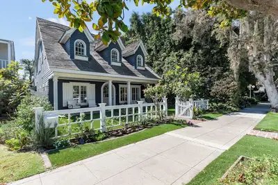 Image de Spacious 5-bedroom house + 1 bedroom Guest House, Ac & WiFi in charming Coronado