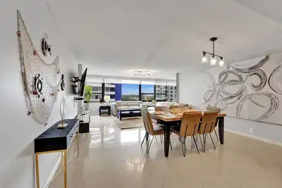 Image de Breathtaking 2 Bedroom Condo w Beach Service / 919