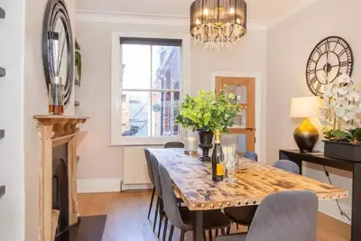 Image de Nestled in a quiet location 8 minutes' walk from the City Centre of York this outstanding 3-bedroom