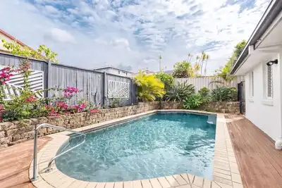 Image de Mins to Shop & Lake! 4 beds family retreat w/ pool