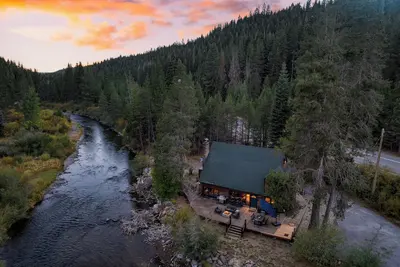 Image de Riversong Lodge by AvantStay | Sauna + Hot Tub | On The Truckee River