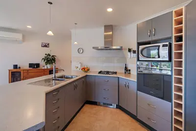 Image de Richmond Serenity - You Serene Retreat with Sun-kissed Hillside Views