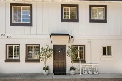 Image de Greeley Villa: Salt Water Hot Tub, Sauna, Steps to Downtown.