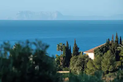 Image de Peaceful 4-bedroom Marbella villa. Outstanding views, grand piano, large garden.
