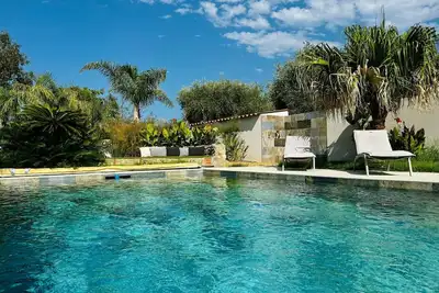 Image de Maison dans un jardin tropical
