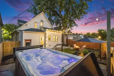 Perfect location, w/a Swim Spa & Mins to Downtown!