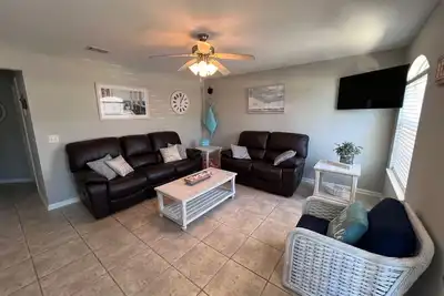Image de Dreamers Cove- Short walk to the beach!