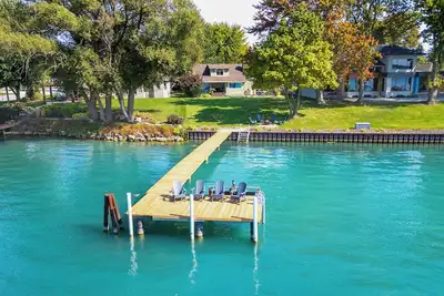 Image de Ivy Cottage River Retreat Relax on the dock and watch the ships go by!