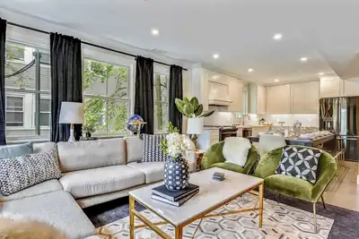 Image de Mid-Century Glam Retreat, Near T