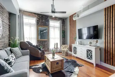 Image de The Broughton Noir, Chic | Comfortable | Cozy