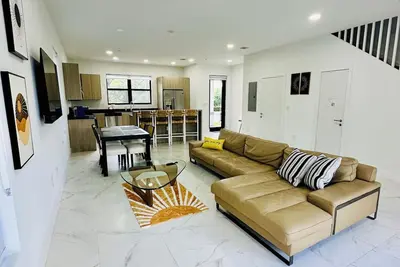 My Sunshine-Spacious 3bd 2. 5 Ba Home-Free-Parking-Mins to HardRock & Fll Airport