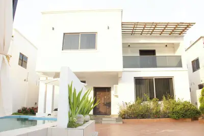 Image de Luxurious 4-bedroom Ensuite Trassaco Home with Outdoor Pool