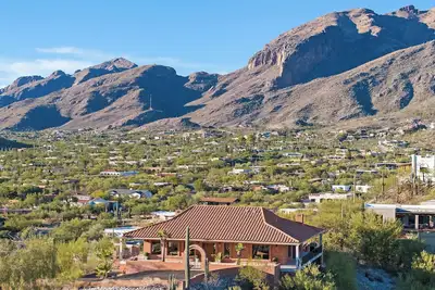 Image de 5 Bedroom Hilltop Modern Breathtaking 360 degree Views Heated Pool Spa Sleeps 16
